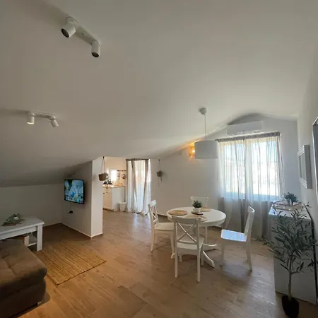 Apartmant Seaside - 2 Min From Beach, Great Terrace Apartment